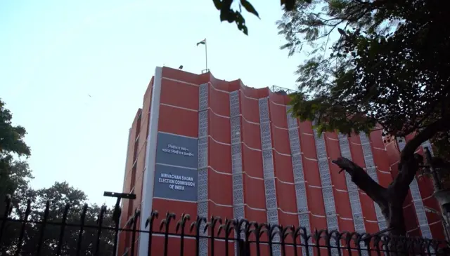चुनाव आयोग ने कहा है कि मतदाता सूची की शुचिता बरकरार रखने के लिए एसआईआर ज़रूरी है