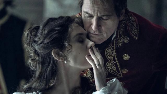 Cena do novo filme de Ridley Scott, como Joaquin Phoenix como Napoleão e Vanessa Kirby como a primeira esposa dele, Joséphine