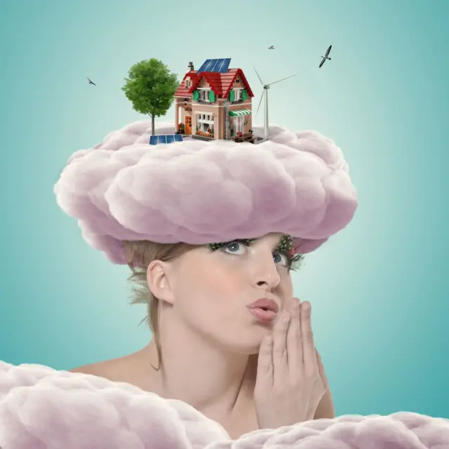Una mujer con una nube en la cabeza y sobre ella una casa.