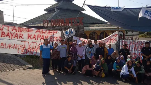 Buruh PT Dupantex berjaga di lokasi PT Dupantex menagih gaji dan pesangon yang belum dibayar.
