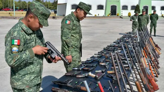 संगठित अपराधी गिरोहों से ज़ब्त हथियारों को मेक्सिको की सेना नष्ट कर देती है.