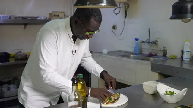 Le chef cuisinier en train de mijoter un plat