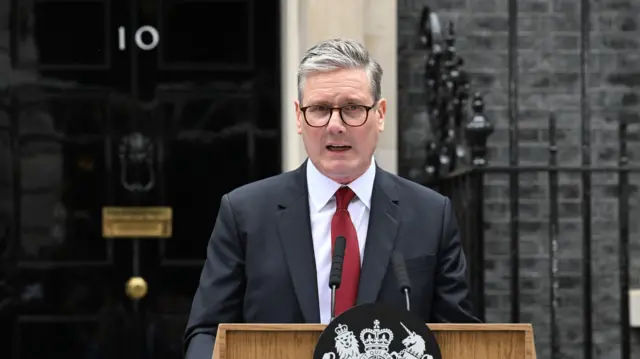 Keir Starmer discursa no púlpito