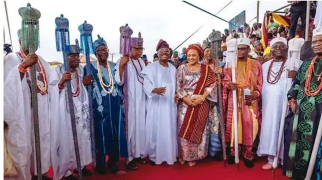 Awọn agba oye to gba ade lọwọ gomina Ajimobi