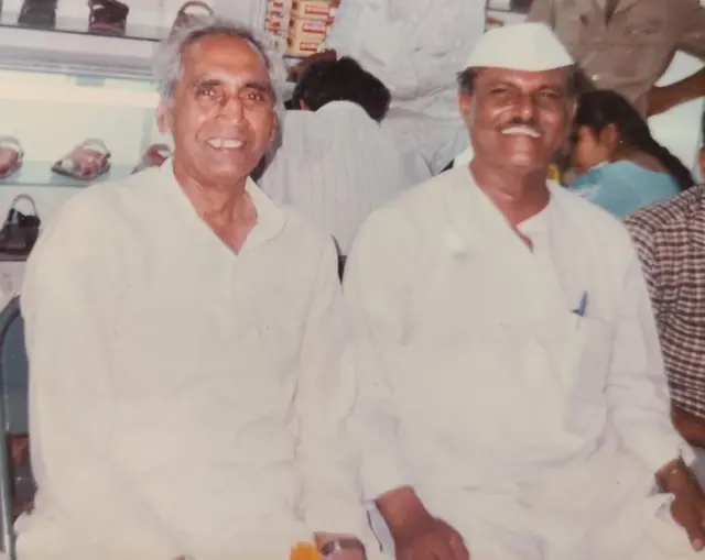हराळे वैष्णव दिंडीचे तेव्हाचे प्रमुख हणुमंत गायकवाड आणि बाबा आढाव