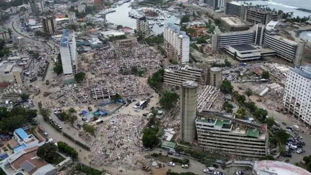 Nesta foto aérea, é possível ver prédios destruídos na cidade costeira de Caraballeda, no norte da Venezuela. Foto: 3 de julho de 2026