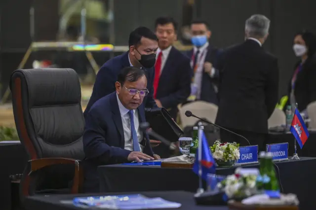 နေပြည်တော် ခရီးစဥ်တွေကြောင့် ဝေဖန်ခံရသူ ပရတ်ဆုတ်ခွန်း