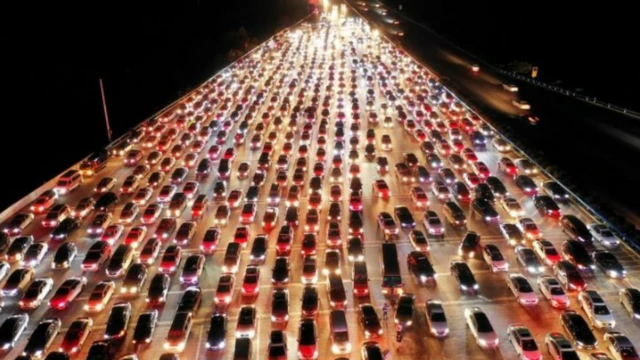 Кытайлар жыл өткөн сайын турмуш жакшырып, кызыктуу болуп жатканына көнүп калган. Ковид экономикалык өсүш жүрүмүн убактылуу токтотуп койду. Эгерде Си Цзиньпиндин реформалары экономиканы жандандырбаса, анда бул тыныгуу создугушу деле ыктымал