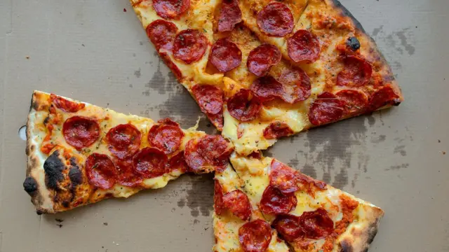 Kutunun üzerindeki pizza dilimleri. 