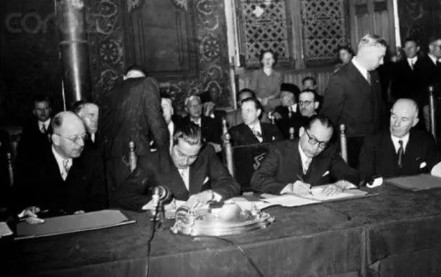 Delegasi Indonesia, Mohammad Hatta dan Belanda menandatangani hasil perundingan dalam Konferensi Meja Bundar