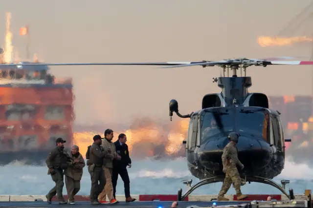 نېکولاس مادورو او مېرمن یې په چورلکه کې لېږدول کېږي