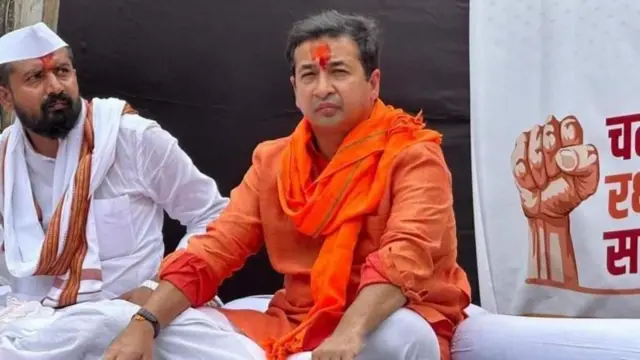 आमदार नितेश राणे यांच्या बाजूला संग्राम भंडारे. कीर्तनात वादग्रस्त आणि मुस्लीमद्वेषी करण्यामुळे ते अलीकडेच प्रसिद्धीस आले आहेत. 