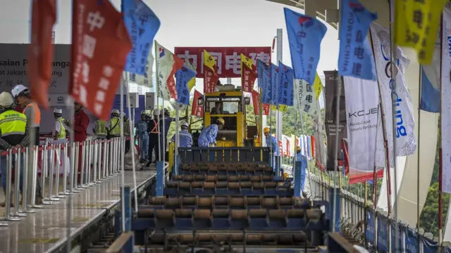 Pekerja melakukan pemasangan rel Kereta Cepat Jakarta-Bandung (KCJB) di Stasiun Halim, Jakarta Timur, Jumat (31/3/2023).
