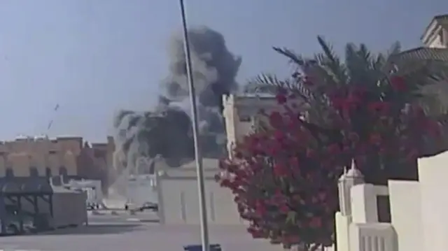 الصورة لمنطقة سكنية ويبدو دخان كثيف يتصاعد عن بعد لحظة شن الطيران الإسرائيلي غارة على مكان تواجد قادة حركة حماس في العاصمة القطرية الدوحة