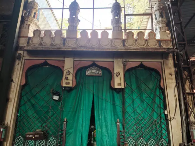 મલિક સારંગની કબર પાછળ સીદી બશીરનો કબર અમદાવાદમાં સારંગપુરના ઝૂલતા મિનારા બીબીસી ગુજરાતી ગુજરાત પુરાતત્વ ઇતિહાસ અહમદાબાદ અમદાવાદ