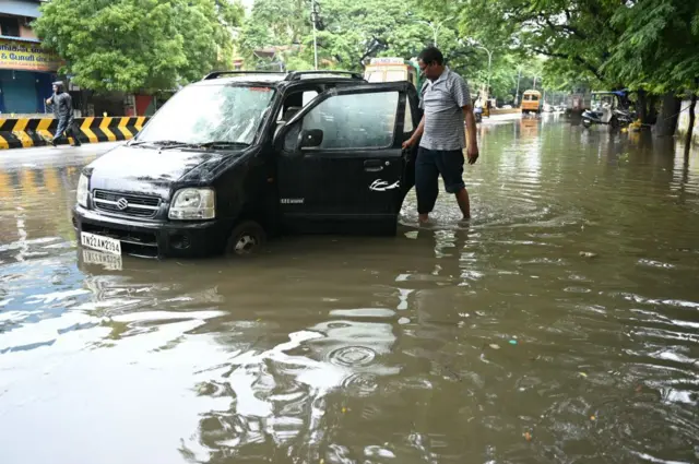 வெள்ளத்தில் சிக்கிய வாகனங்கள்