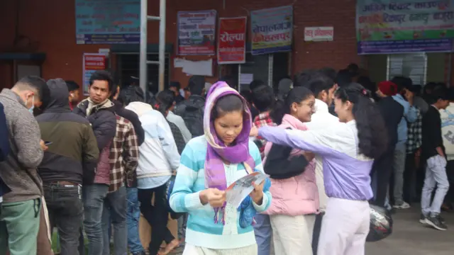 दशैँमा बसको टिकट पाएपछि एक युवती