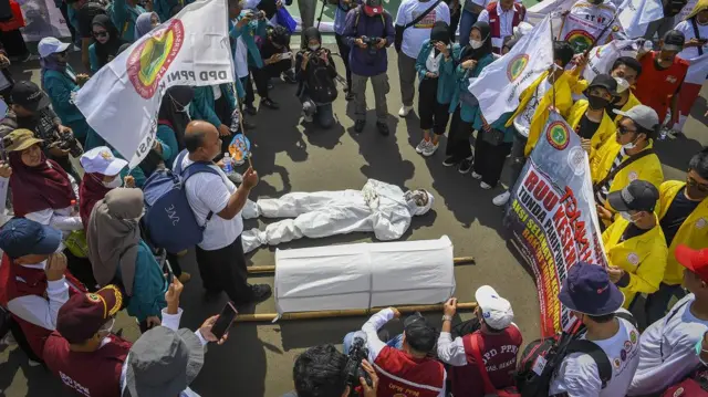 Pengunjuk rasa dari tenaga medis dan kesehatan melakukan aksi teatrikal di depan gedung MPR/DPR-DPD, Senayan, Jakarta, Selasa (11/7/2023).