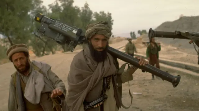 مردان افغان با موشک‌های استینگر روی دوش شان