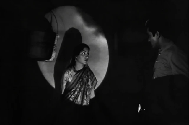 'माणूस' आणि 'शेजारी' हे दोन्ही चित्रपट वरवर पाहता पूर्णपणे वेगळ्या विषयांवर बेतलेले वाटतात.