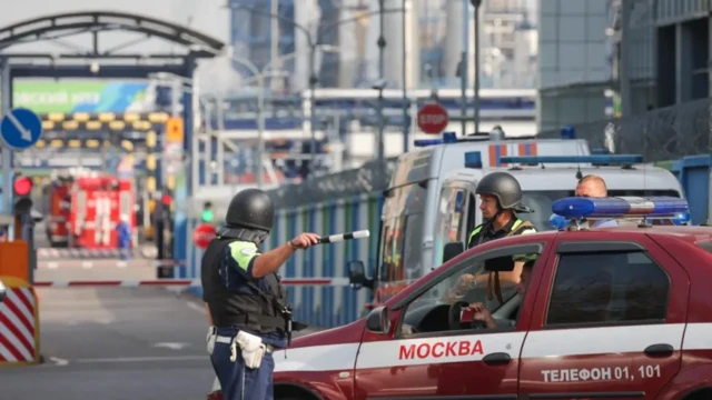 Машина МЧС и постовой