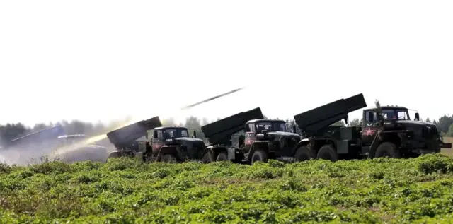 Військова техніка на зеленому полі