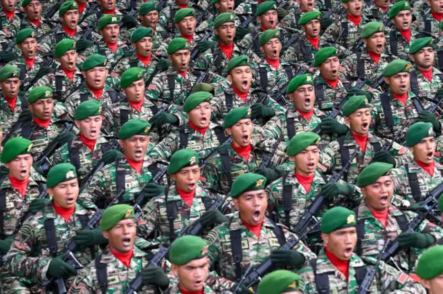 Personel TNI berbaris dalam rangka memperingati HUT ke-79 Tentara Nasional Indonesia (TNI) di Banda Aceh pada 5 Oktober 2024.