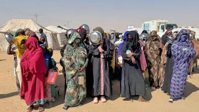 Wengi wametokea kambini wakiwa mikono mitupu, wakilazimika kulipa kwa fedha kidogo walizonazo ili kupita kwenye vituo vya ukaguzi.