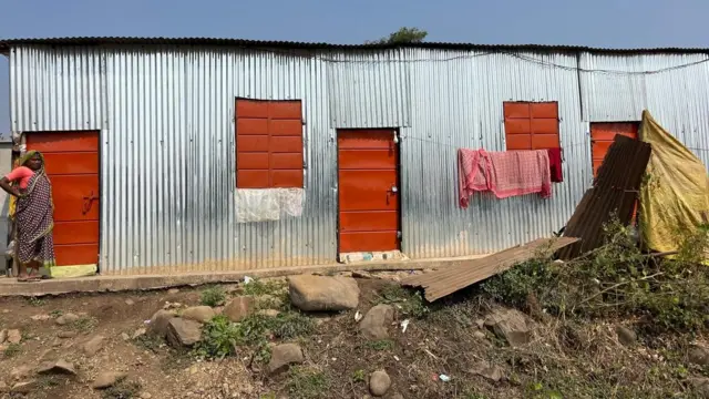 प्रशासनाच्या वतीनं नागरिकांसाठी अशाप्रकारचे शेड उभारण्यात आलेत.