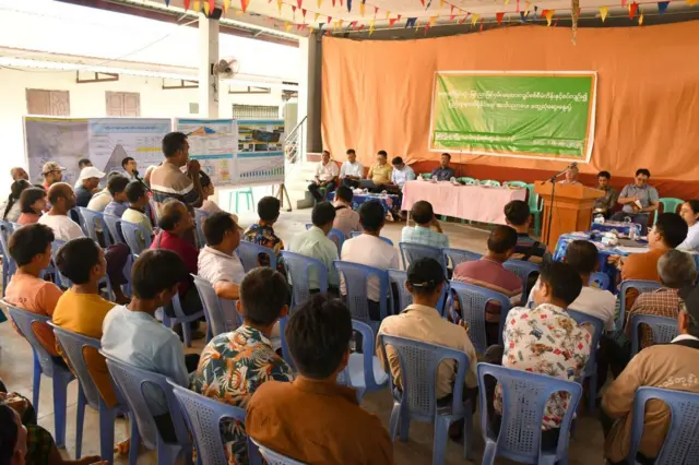 မြစ်ကြီးနားမြို့၊ လယ်ကုန်းရပ်ကွက်မှာ တွေ့ဆုံဆွေးနွေးရေးလုပ်တဲ့မြင်ကွင်း 