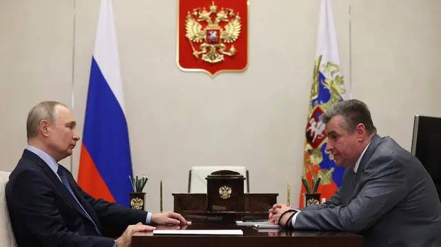 Мыйзам долбоорунун демилгечиси Либерал-демократиялык партиясынын лидери Леонид Слуцкий Орусия президенти Владимир Путин менен