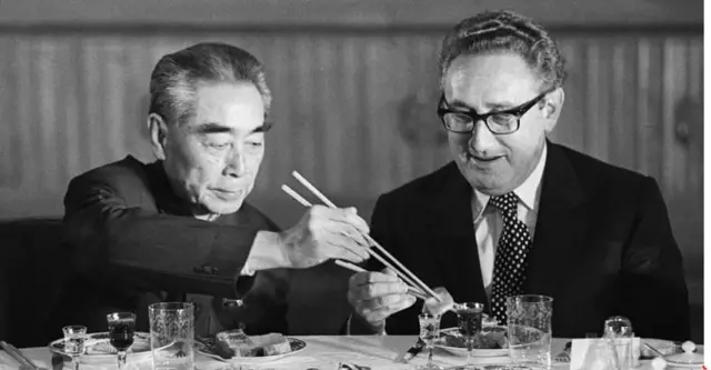 Aworan Kissinger pẹlu Premier Zhou Enlai China lọdun 1971