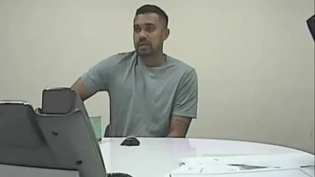 තරුණියගේ සෝපාව මත සිප ගැනීමට පටන්ගත් බවත් පසුව ඇගේ නිදන කාමරයේ ලිංගිකව හැසිරුණු බවත් ගුණතිලක පොලිසියට පවසා ඇත. 