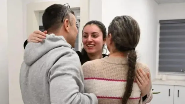 Mateka walioachiliwa, akiwemo Karina Ariev pichani, waliunganishwa tena na familia zao