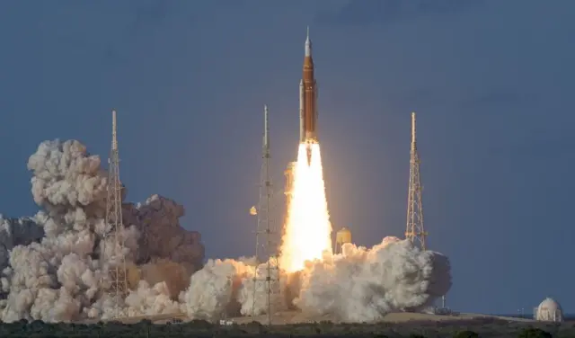 Anwụrụ na ọkụ gbalitere ụgbọelu ha elu ka o chewara ihu na mbaraigwe n'ọnwa, nke a mere n'ụbọchị 1 Eprel 2026