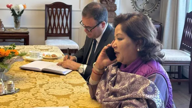 कतारका विदेश राज्यमन्त्री डा.मोहम्मद बिन अब्दुलाजिज अल‐खुलाइफीसँग फोनवार्ता गर्दै परराष्ट्रमन्त्री आरजू राणा देउवा