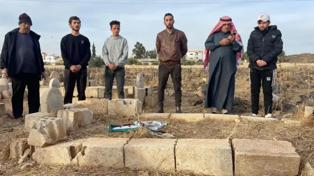 Katika makaburi ya Deraa, kaburi la Hamza liko limevunjwa na shambulio la vikosi vya serikali