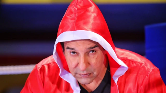 पाकिस्तानी क्रिकेट टीम के पूर्व कप्तान वसीम अकरम