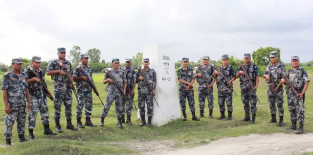 नेपाल-भारत खुला सीमामा पहरा दिइरहेका सशस्त्र प्रहरी