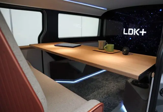 بخش عقب کانسپت +LDK که به اتاق کار تبدیل شده است