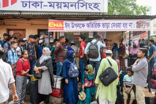 ২০২৩ সালের ১৯ এপ্রিল বাংলাদেশের ঢাকার মহাখালী বাস টার্মিনালে তীব্র গরম উপেক্ষা করে ঈদুল ফিতর উপলক্ষে পরিবারের কাছে ফিরতে বাসের অপেক্ষায় ছিলেন যাত্রীরা।
