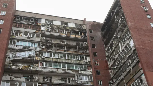 В многоэтажке повреждены стены, балконы и окна