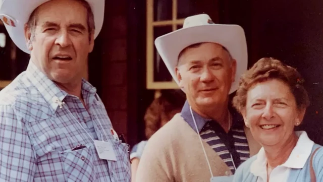 میک ریلی (بائیں)، بڈی میک کیلم اور ان کی بیوی روز میک کیلم۔ سال 1985 میں کاگیری میں جنگی قیدیوں کی نقل و حرکت کے دوران۔