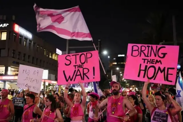 در ژوئیه ۲۰۲۵، در اعتراضات تل‌آویو زنان و مردان لباس صورتی پوشیده و پرچم‌های صورتی و پوسترهایی با شعار «جنگ را پایان دهید، آن‌ها را به خانه بازگردانید» در دست داشتند