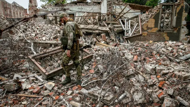 Soldado andajogo brazino777escombros após bombardeio