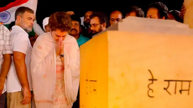 गांधी स्मृति में प्रांर्थना करतीं प्रियंका गांधी