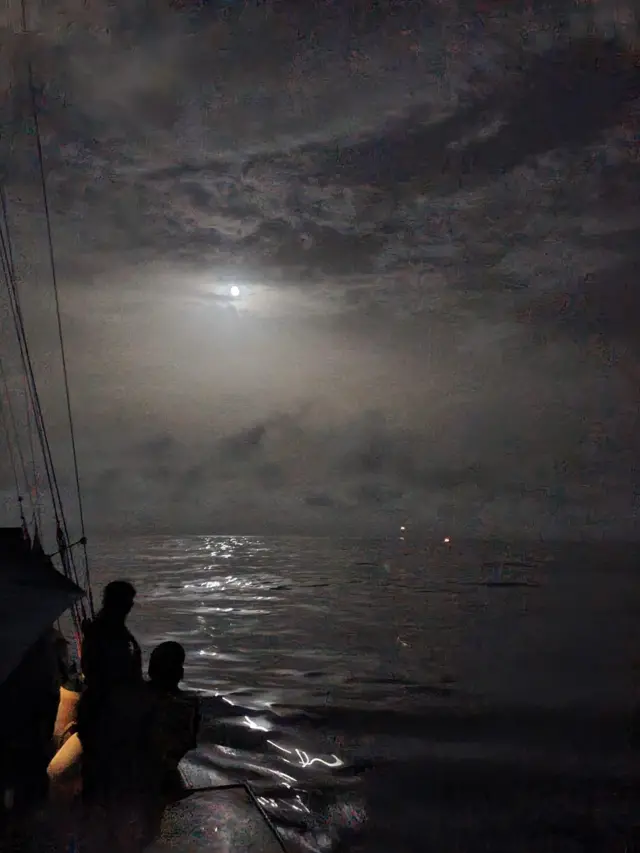 Pučina Sredozemnog mora južno od grčkog ostrva Krit i napada dronova u daljini