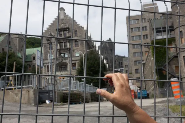 La Madre Mohawk Kwetiio mira a través de una valla en el sitio de construcción del Hospital Royal Victoria el 17 de julio de 2024, en Montreal, Canadá. (Photo by Alexis Aubin / AFP) (Photo by ALEXIS AUBIN/AFP via Getty Images)