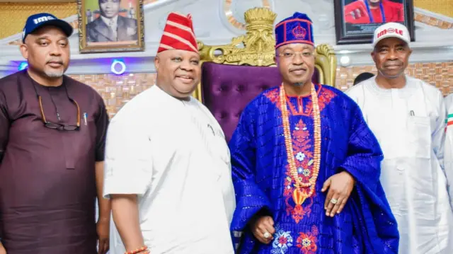 Àwòrán ìgbà tí Adeleke ṣe àbẹ̀wò sí Oluwo