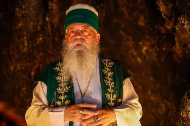 Edmond Brahimaj, yang dikenal oleh pengikutnya sebagai Baba Mondi, pemimpin Bektashi Albania